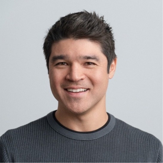 Artur Gushiken smiling for a headshot.